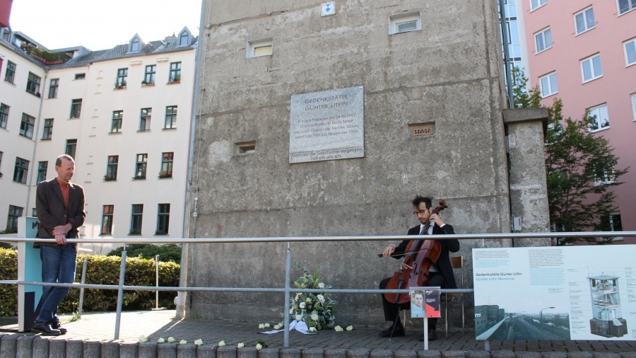 Cellospiel vor dem Turm