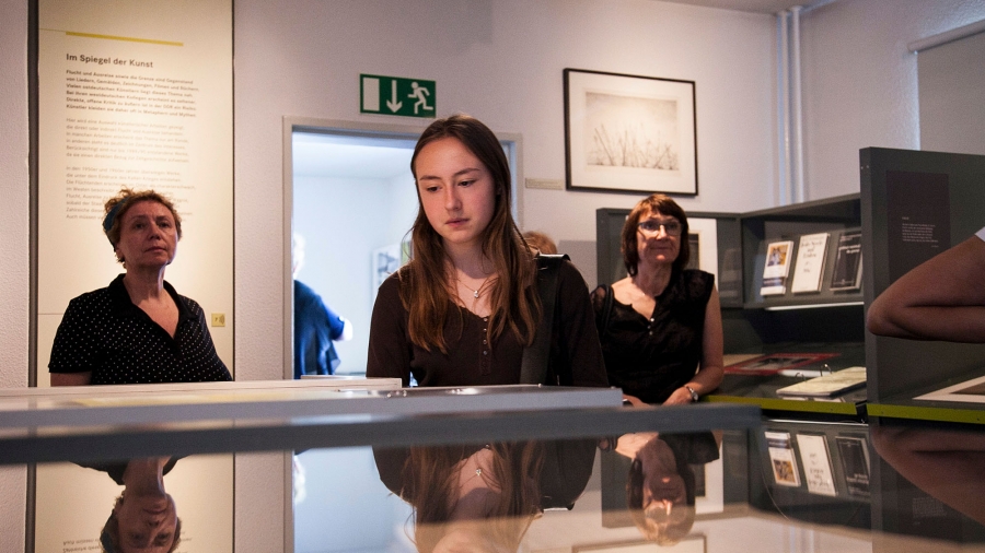 Jugendliche vor Vitrine in der Erinnerungsstätte