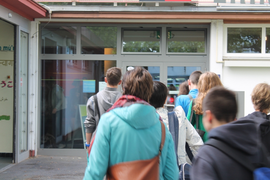 Jugendliche vor der Erinnerungsstätte