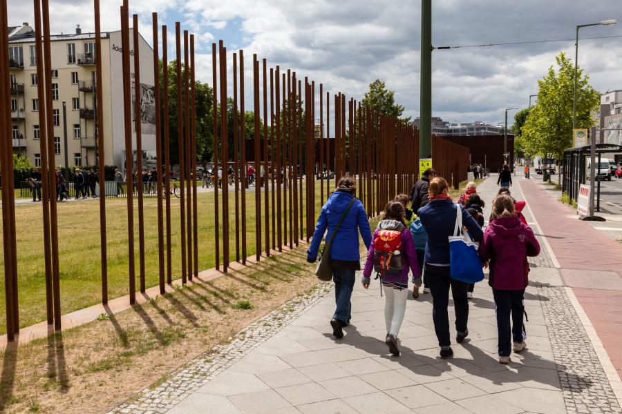 Familie in der Gedenkstätte