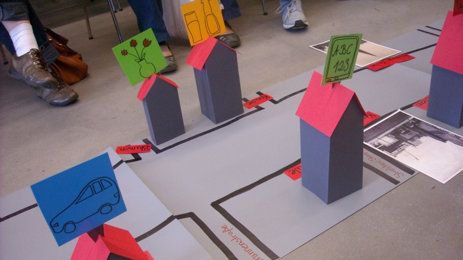 Papierhäuser auf dem Boden