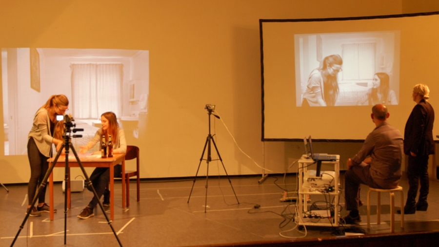 Jugendliche auf der Bühne