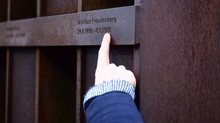 Eine Hand zeigt auf das Fenster des Gedenkens