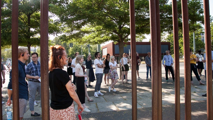 Eine Gruppe in der Bernauer Straße