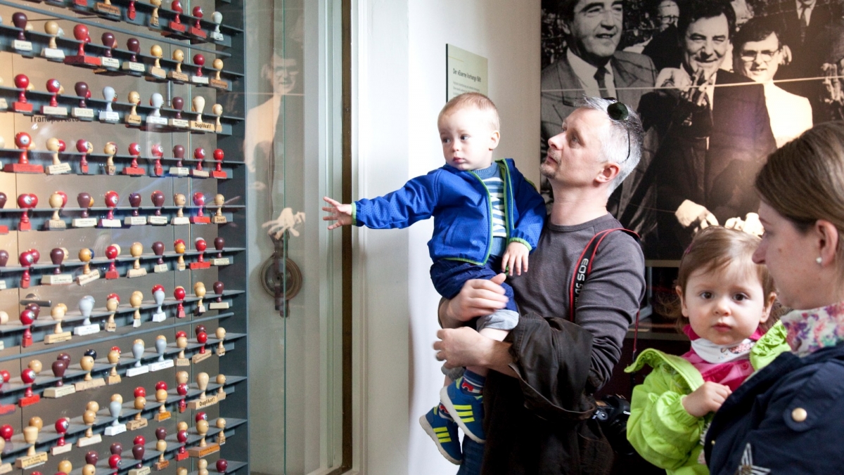 Familie besucht die Ausstellung