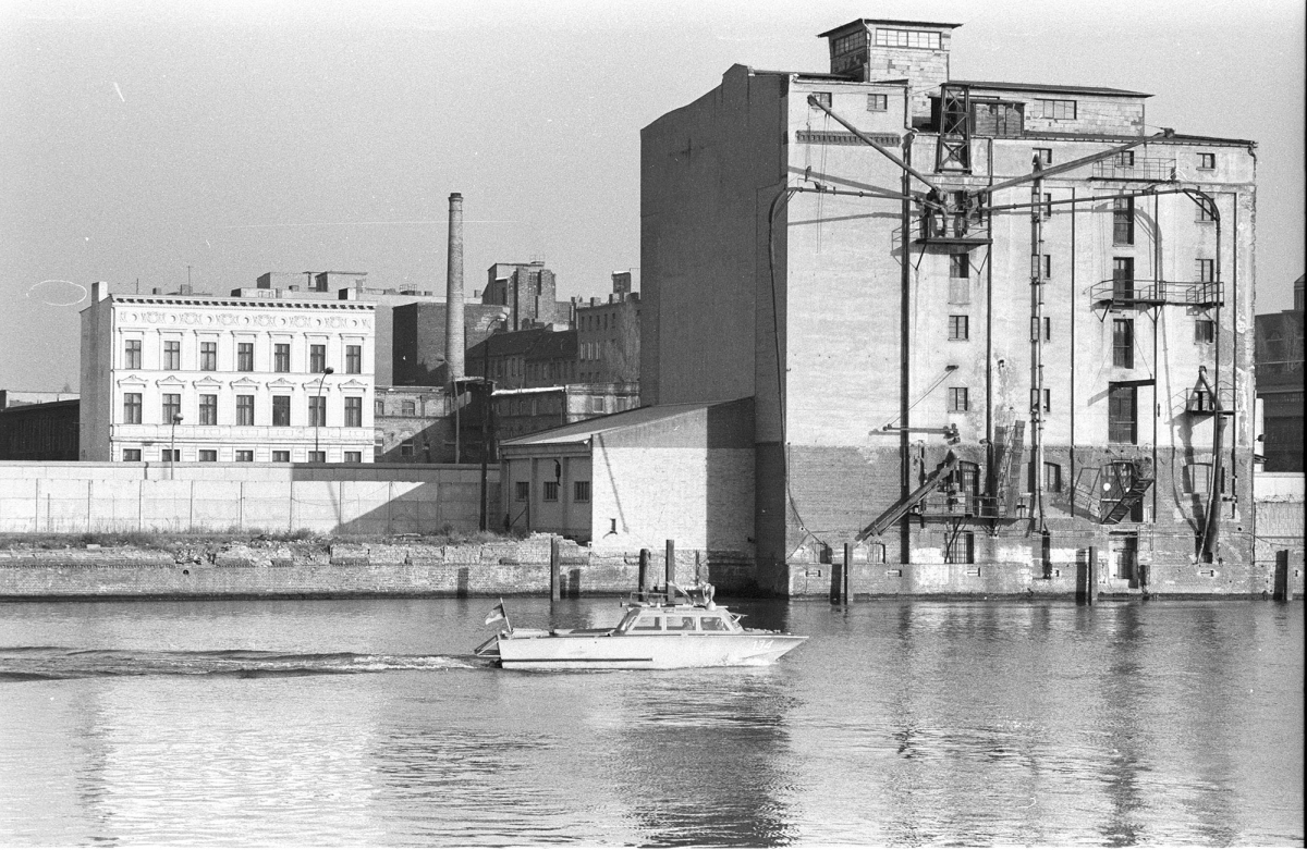 Ein Patroullienboot vor Mühlenspeicher. Foto von Edmund Kasperski