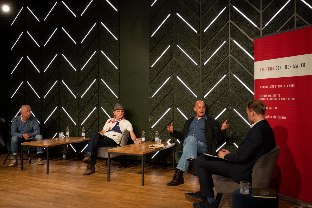 Vier Menschen auf einem Podium