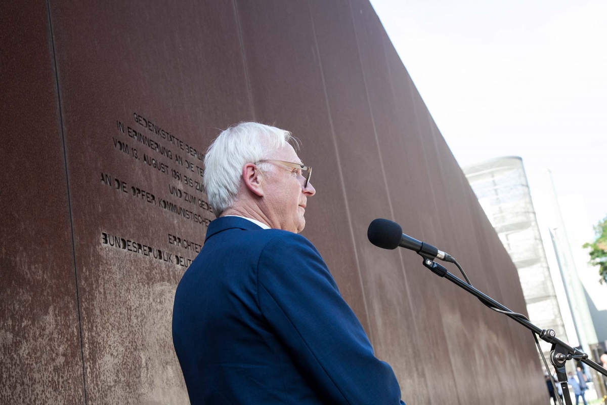 Dieter Dombrowski vor dem Denkmal