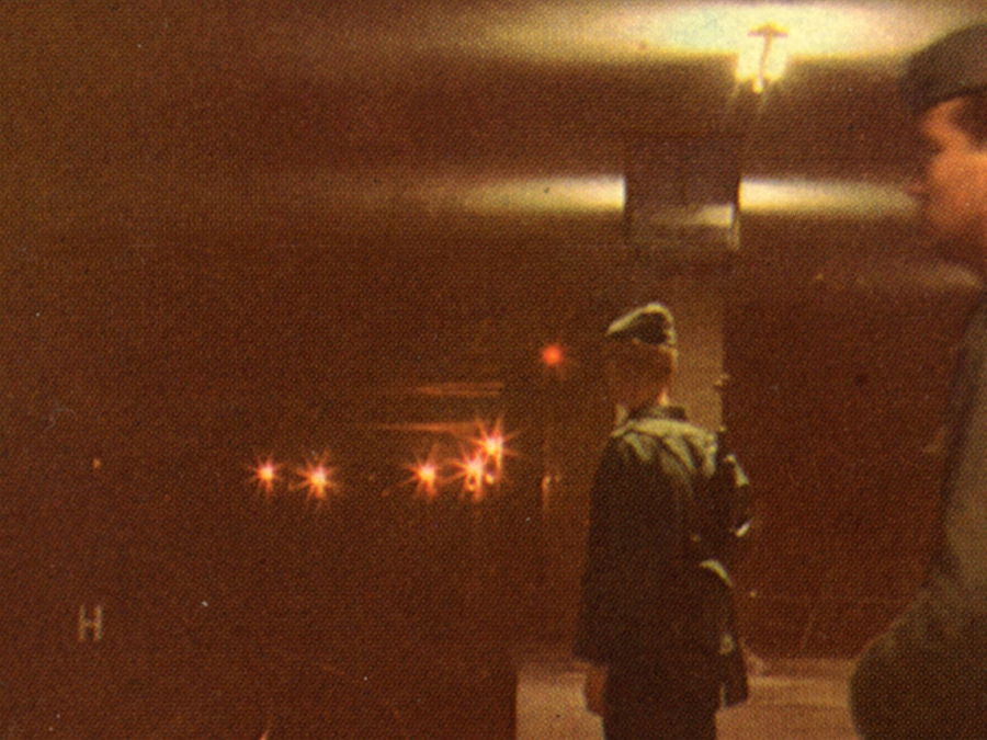 Blick in einen U-Bahnhof mit Grenzposten