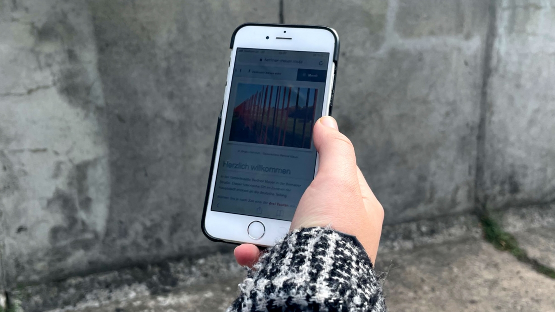 Handy wird von Hand gehalten