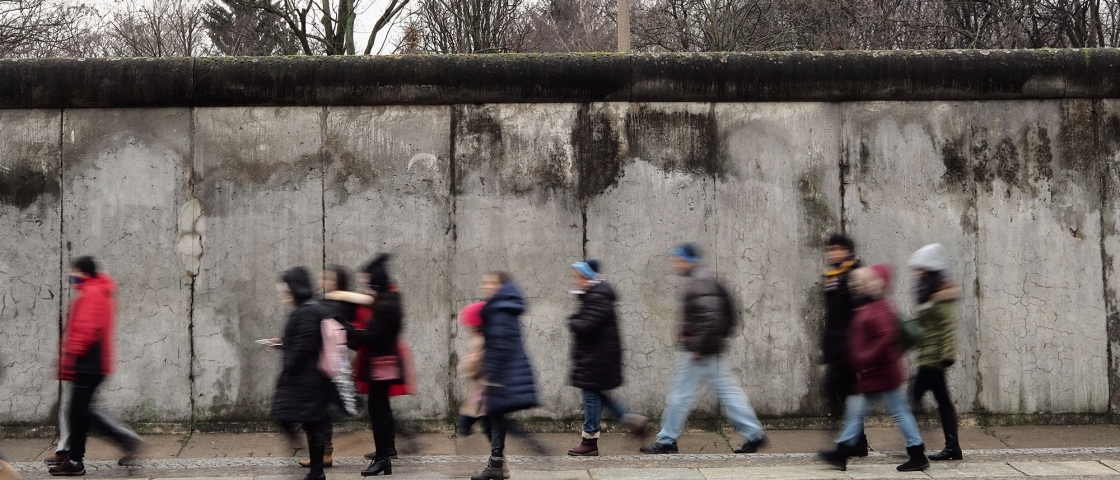 Gruppe vor der Mauer