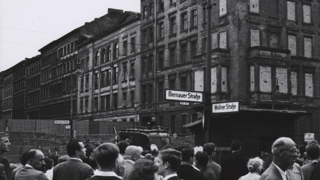 Die geteilte Bernauer Strasse mit Menschenansammlung