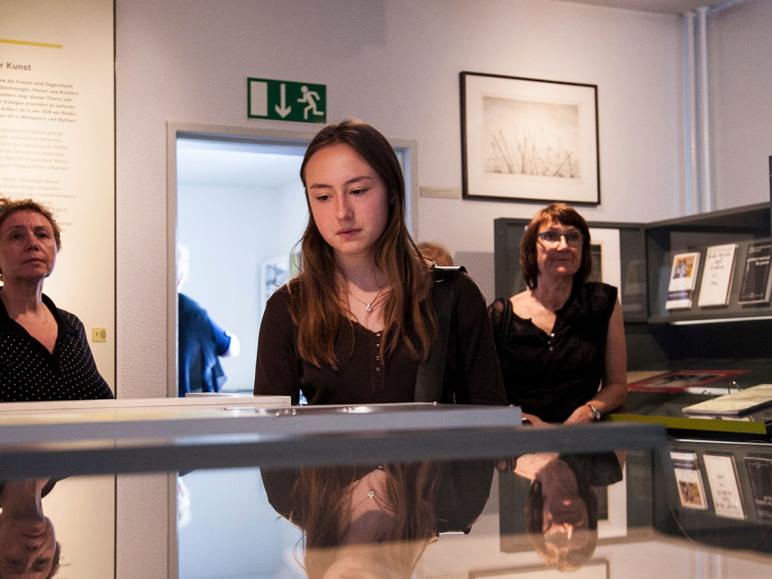 Jugendliche vor Vitrine in der Erinnerungsstätte