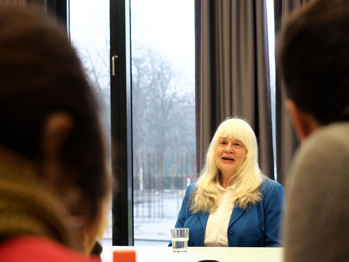 Eine Person spricht in einem Raum