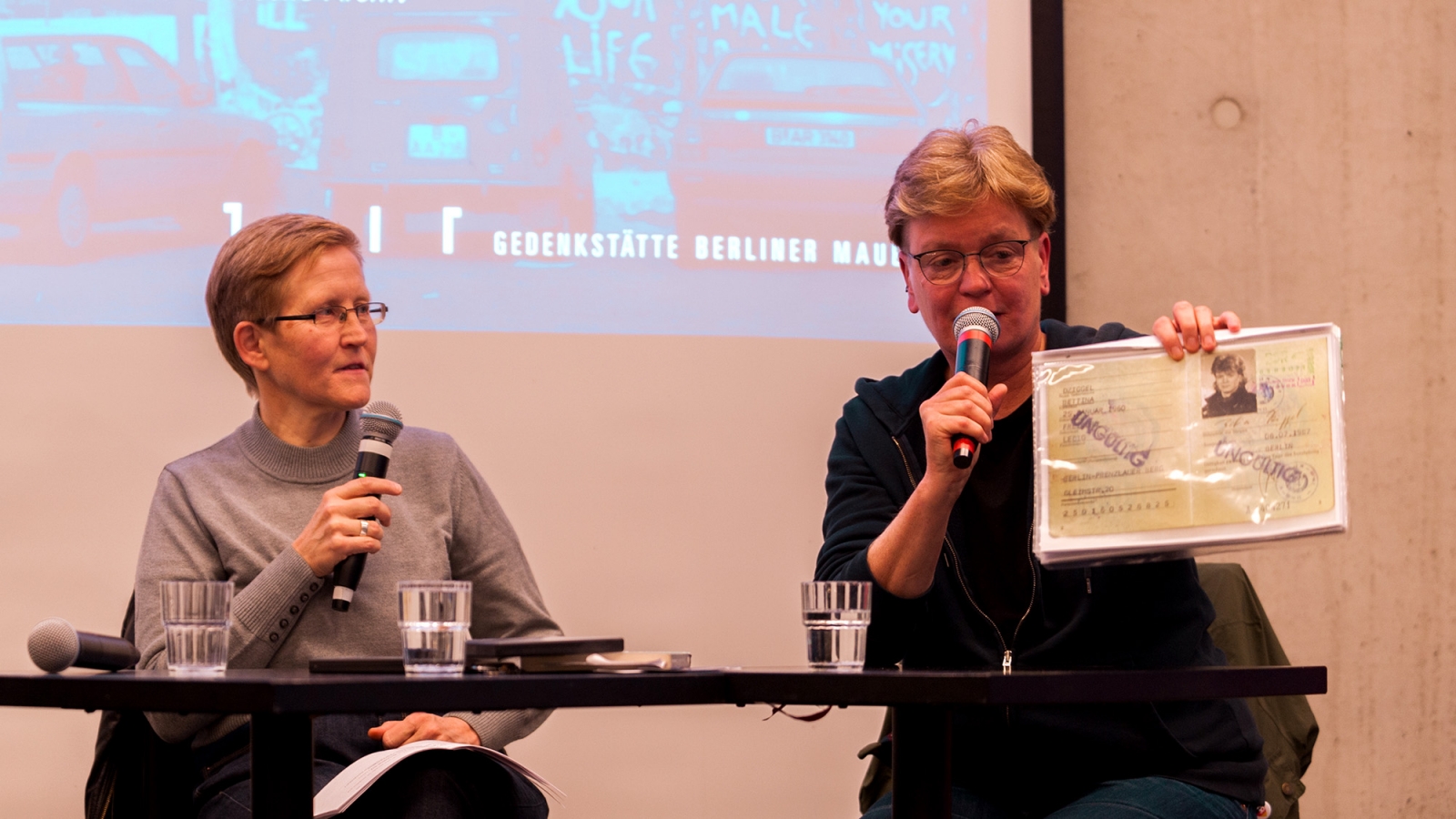 Ein Zeitzeugenpodium mit zwei Sprecherinnen