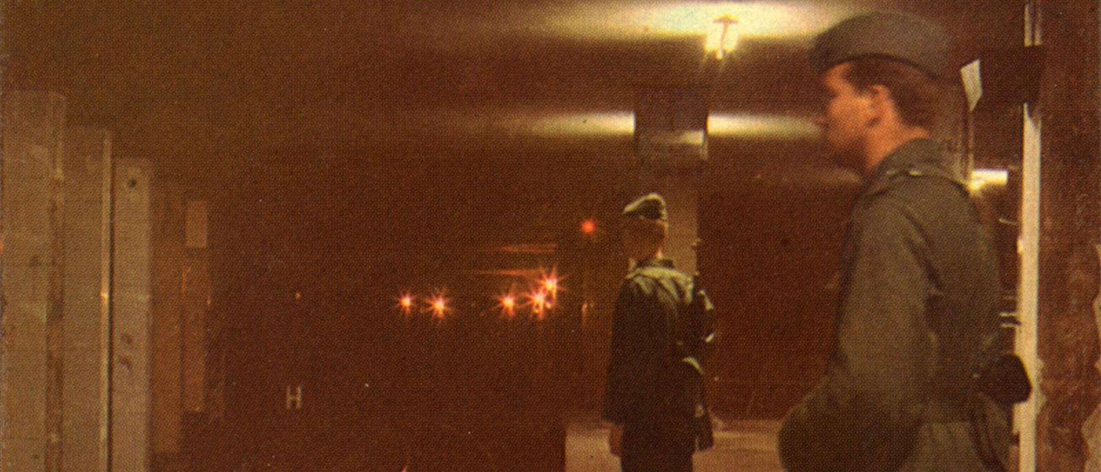 Blick in einen U-Bahnhof mit Grenzposten