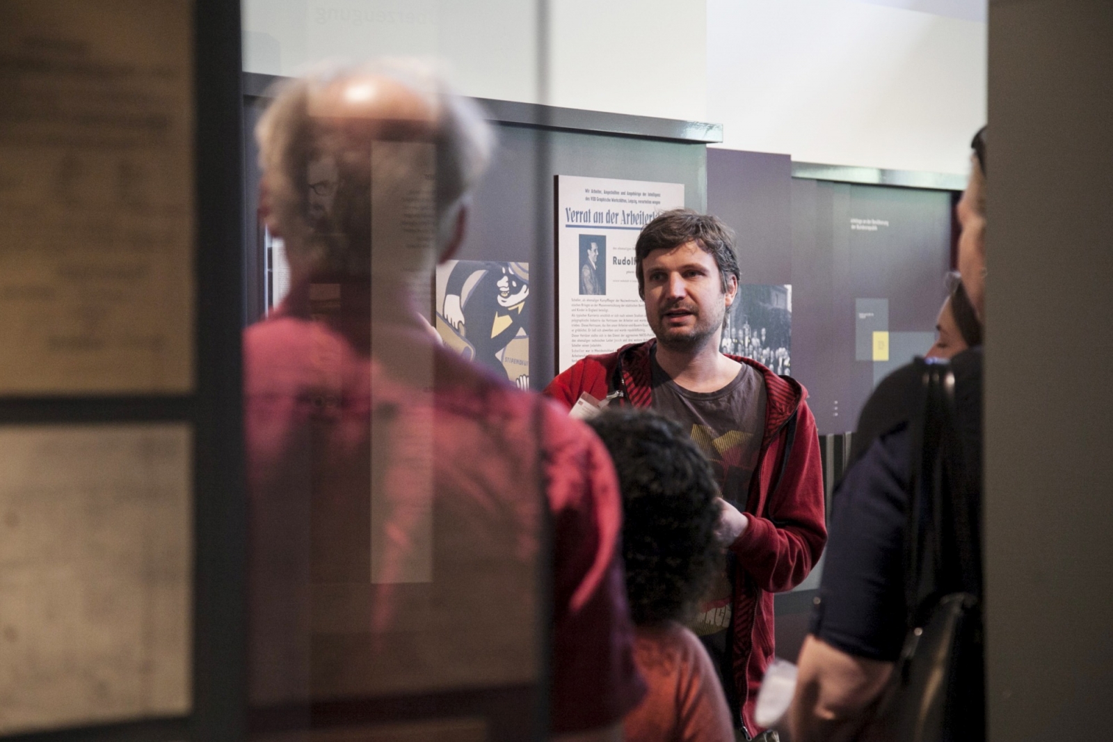 Guide spricht mit Besuchern und Besucherinnen