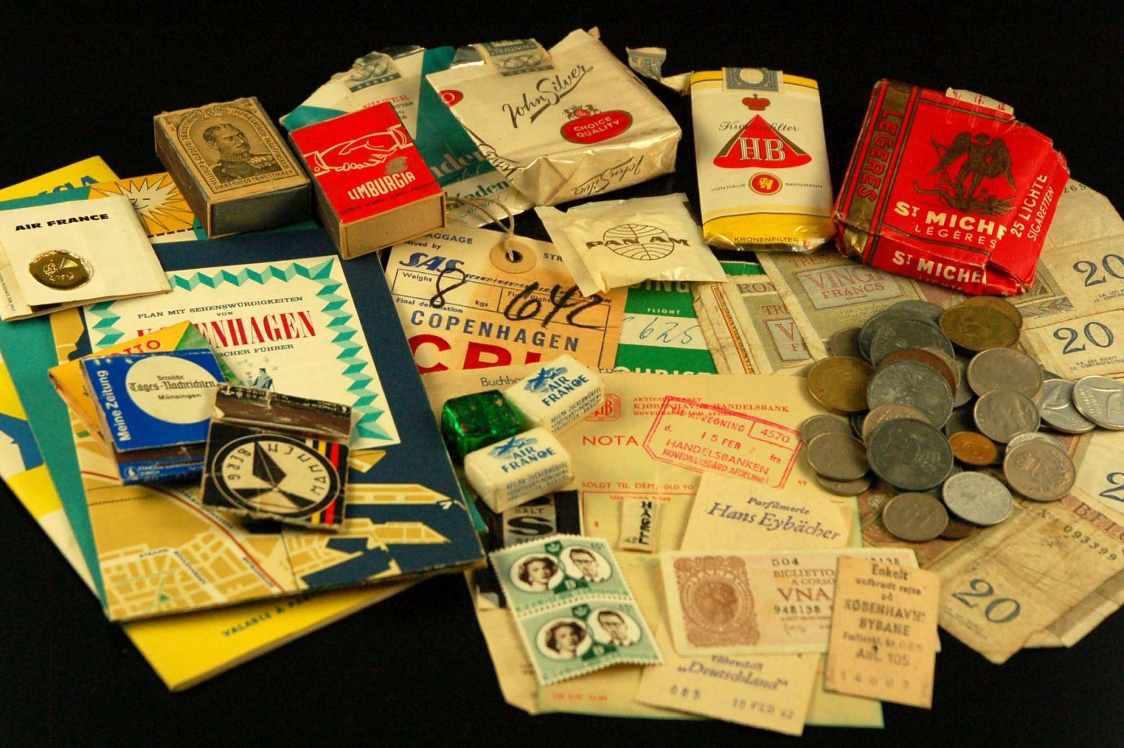 Diverse Objekte aus der Sammlung, wie Kartenspiele oder Münzen