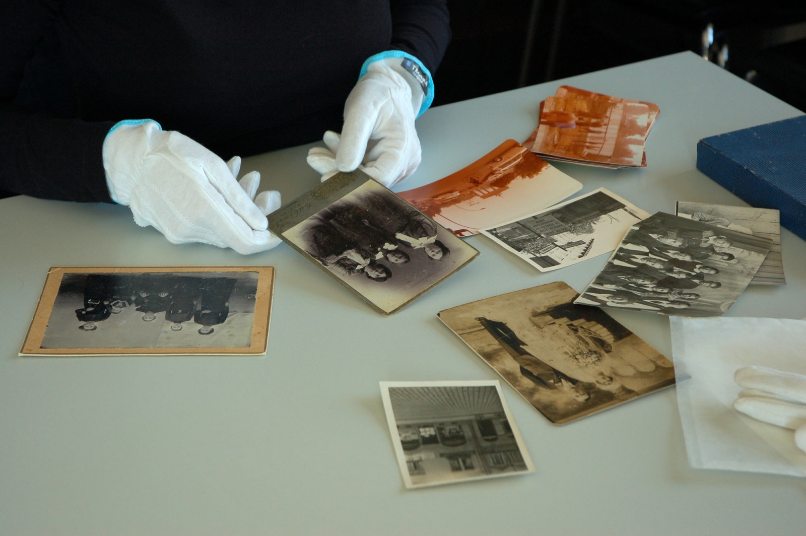 Eine Person schaut historische Fotos an