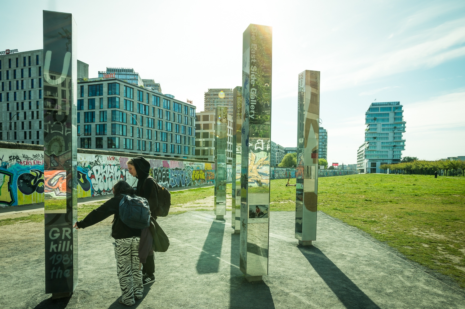 BesucherInnen vor Stelen bei der Open Air Ausstellung