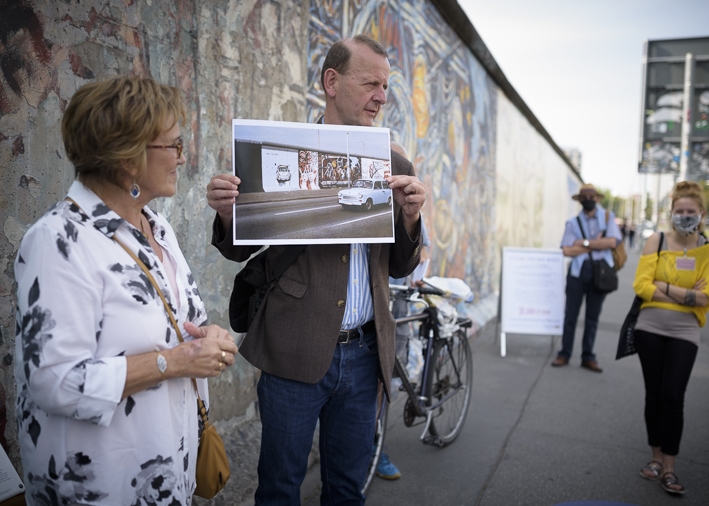 Maragret Hunter und Prof. Dr. Axel Klausmeier vor der East Side Gallery