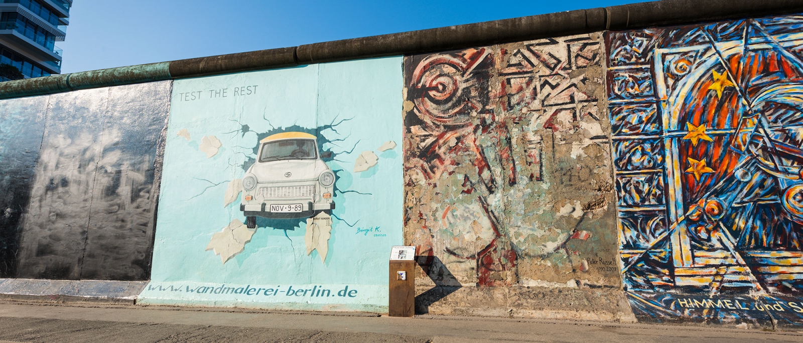 Wandgemälde "Test the Rest" von Peter Adamik