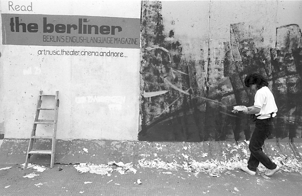 Frau mit Leiter vor der East Side Gallery 1990