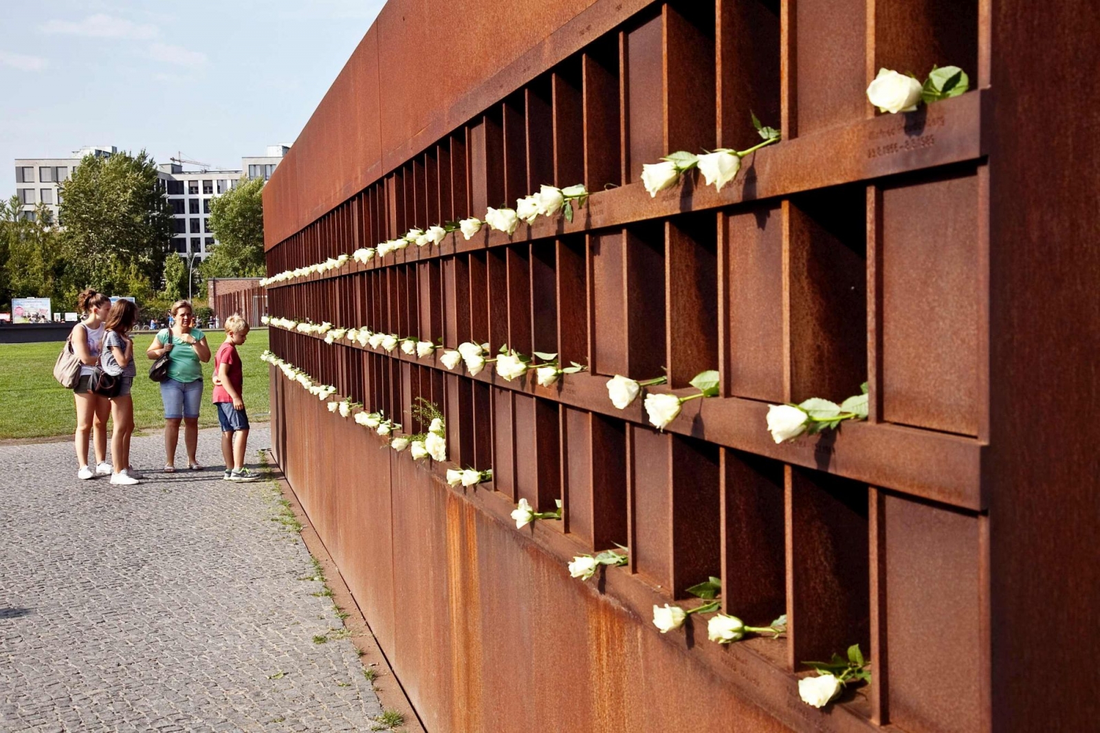 Fenster des Gedenkens mit Rosen