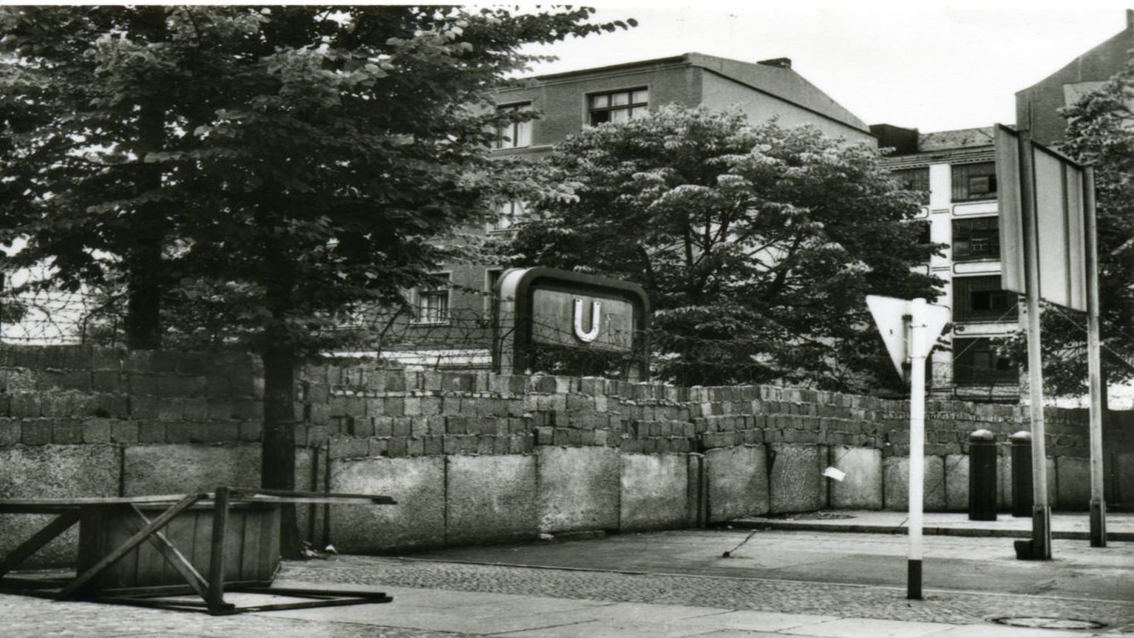 Die Grenzanlage vor einem U-Bahnhof