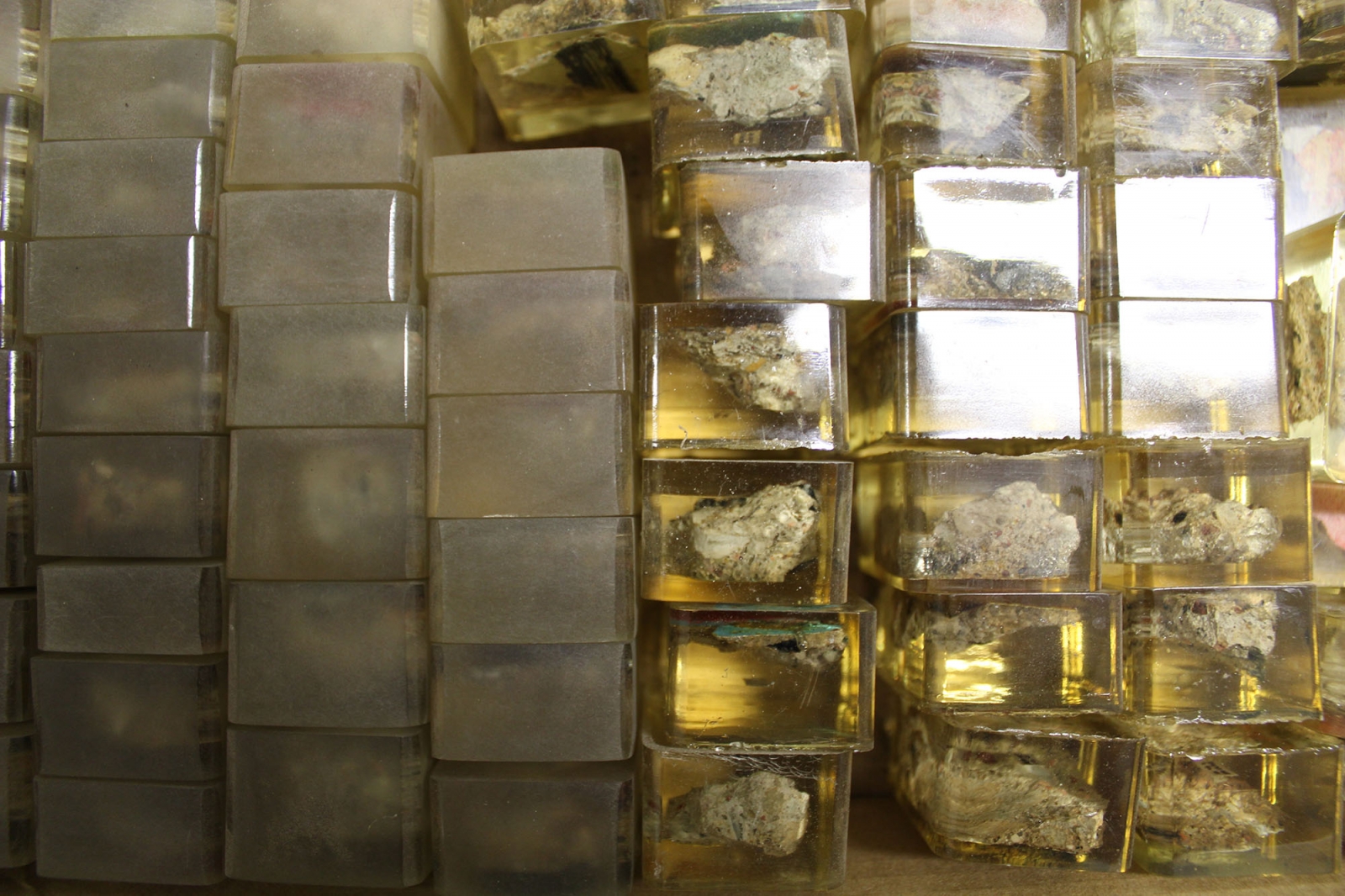 In Kunstharz gegossene Mauerstücke