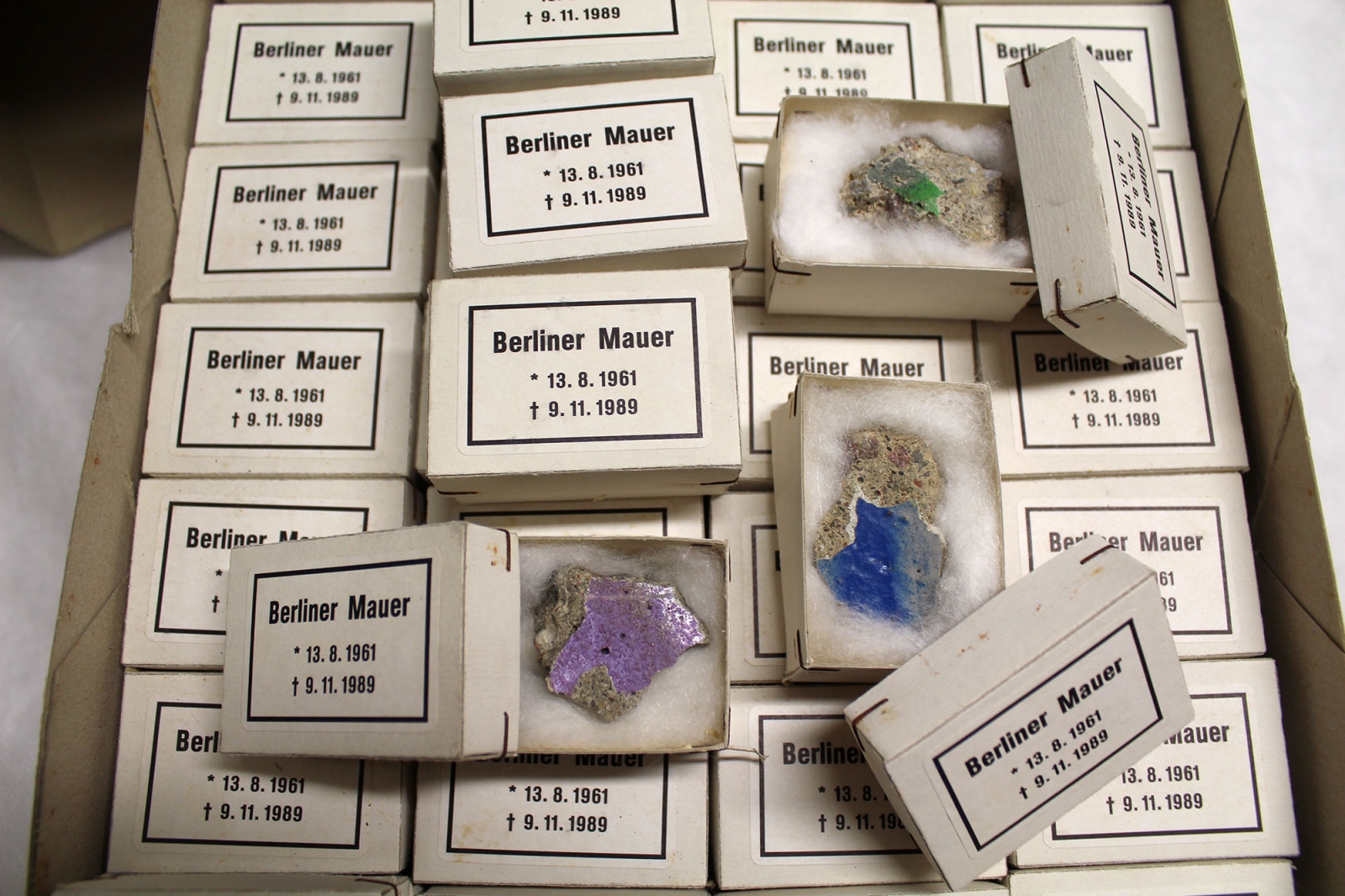 Mauerstücke verpackt in kleine Boxen