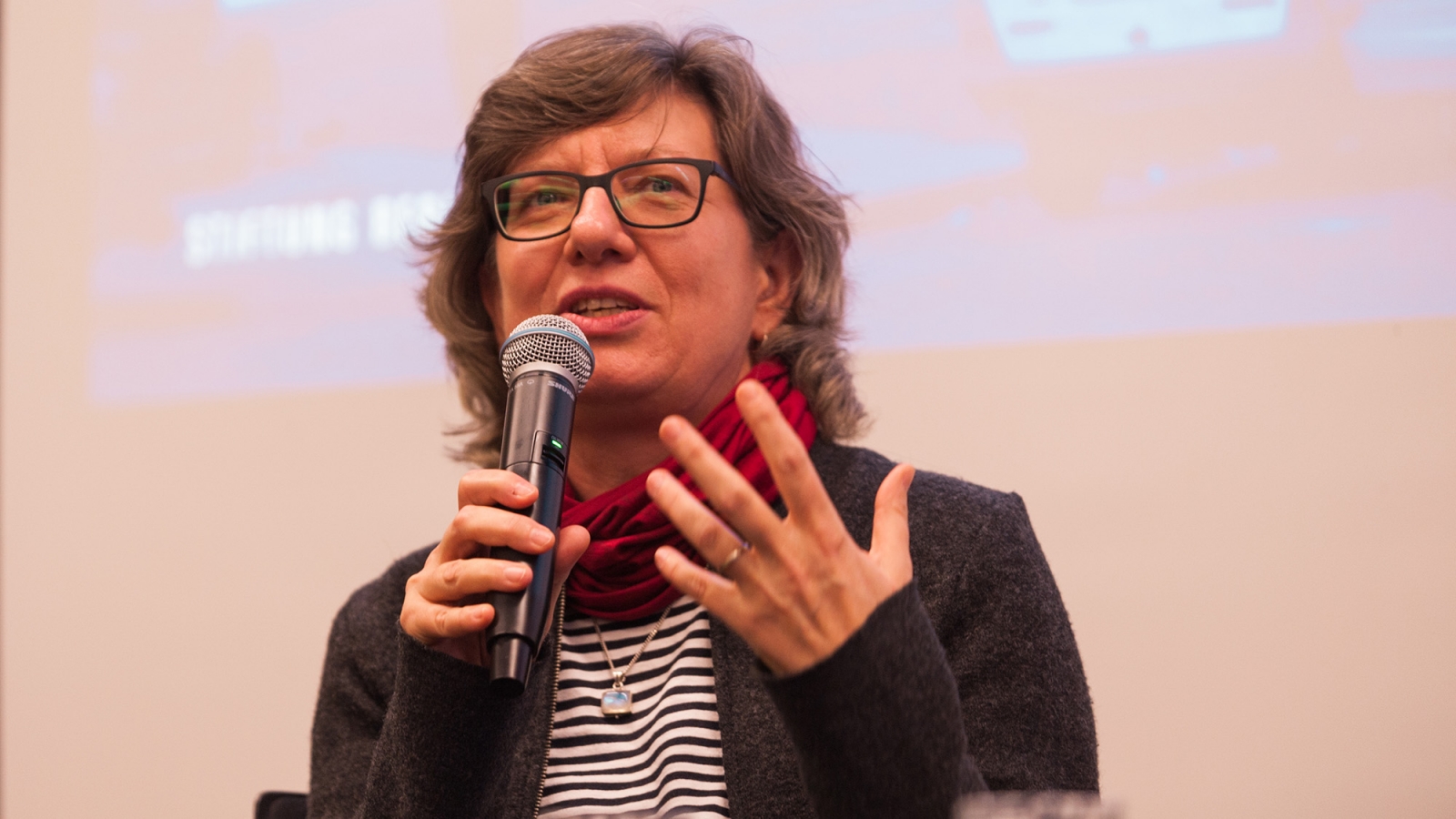 Zeitzeugin auf dem Podium