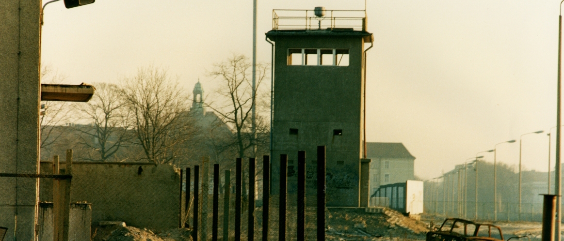 Blick in den geöffneten Grenzstreifen mit Führungsstelle 1991.
