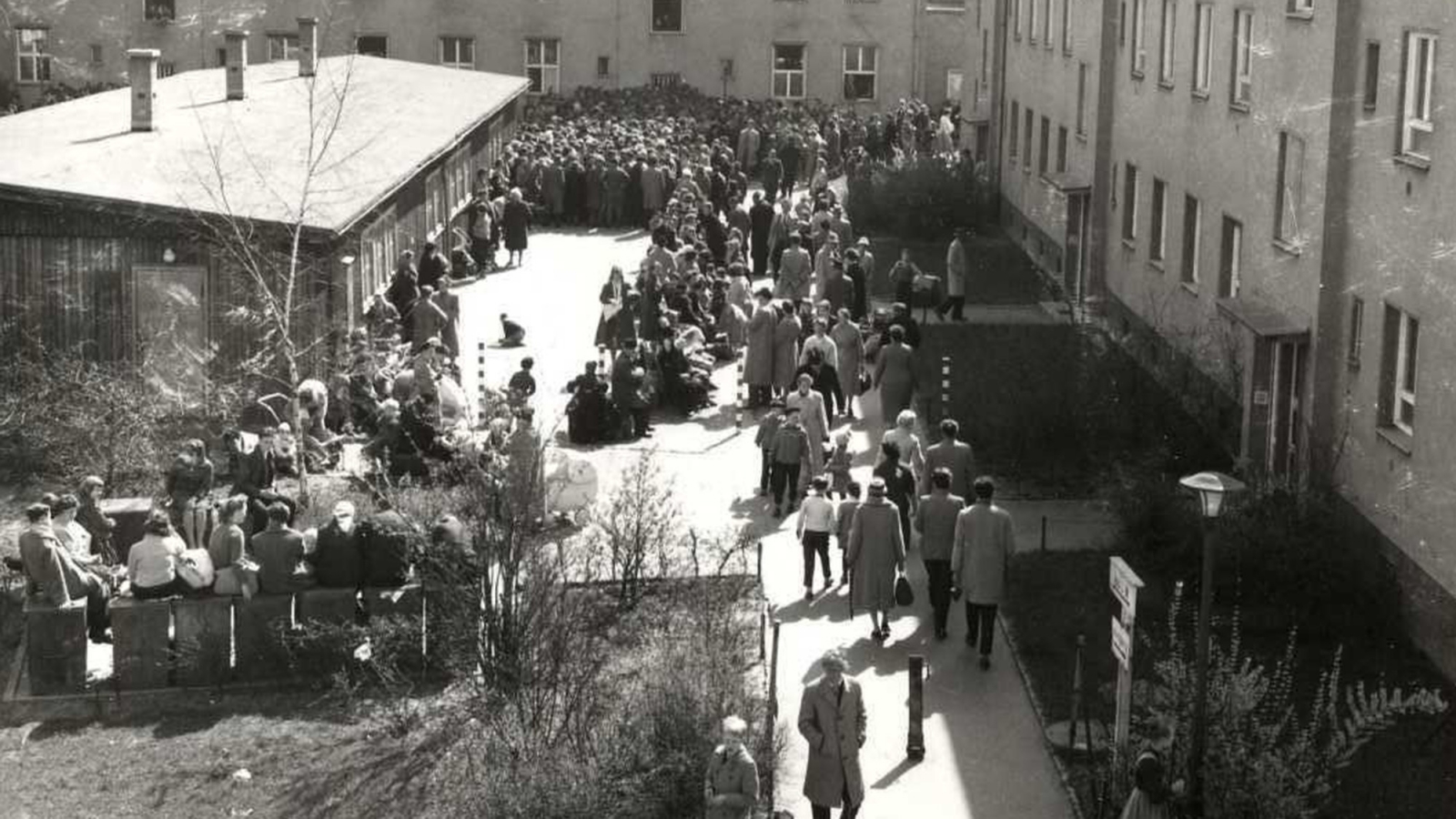 Wartende im Hof von Marienfelde